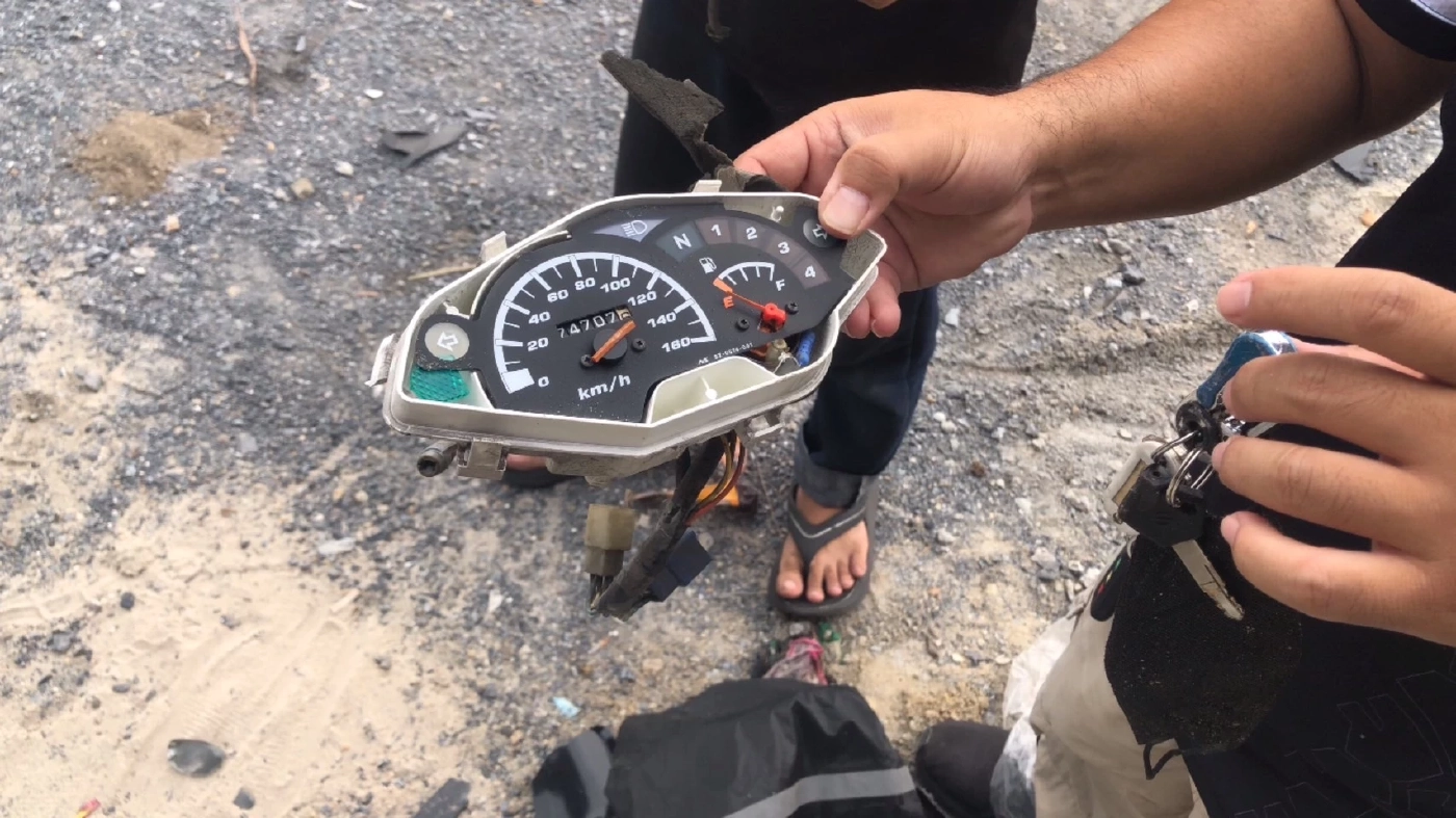 หนุ่มไรเดอร์ขับรถ จยย.ชนป้ายเตือนก่อสร้าง ร่างกระเด็นหมดสติ