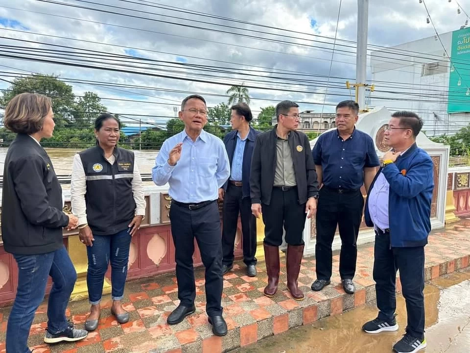 "สมศักดิ์" กระโจนขึ้นรถ วัดระดับน้ำหน้าจวนผู้ว่าฯสุโขทัย พบน้ำปริ่มแล้ว