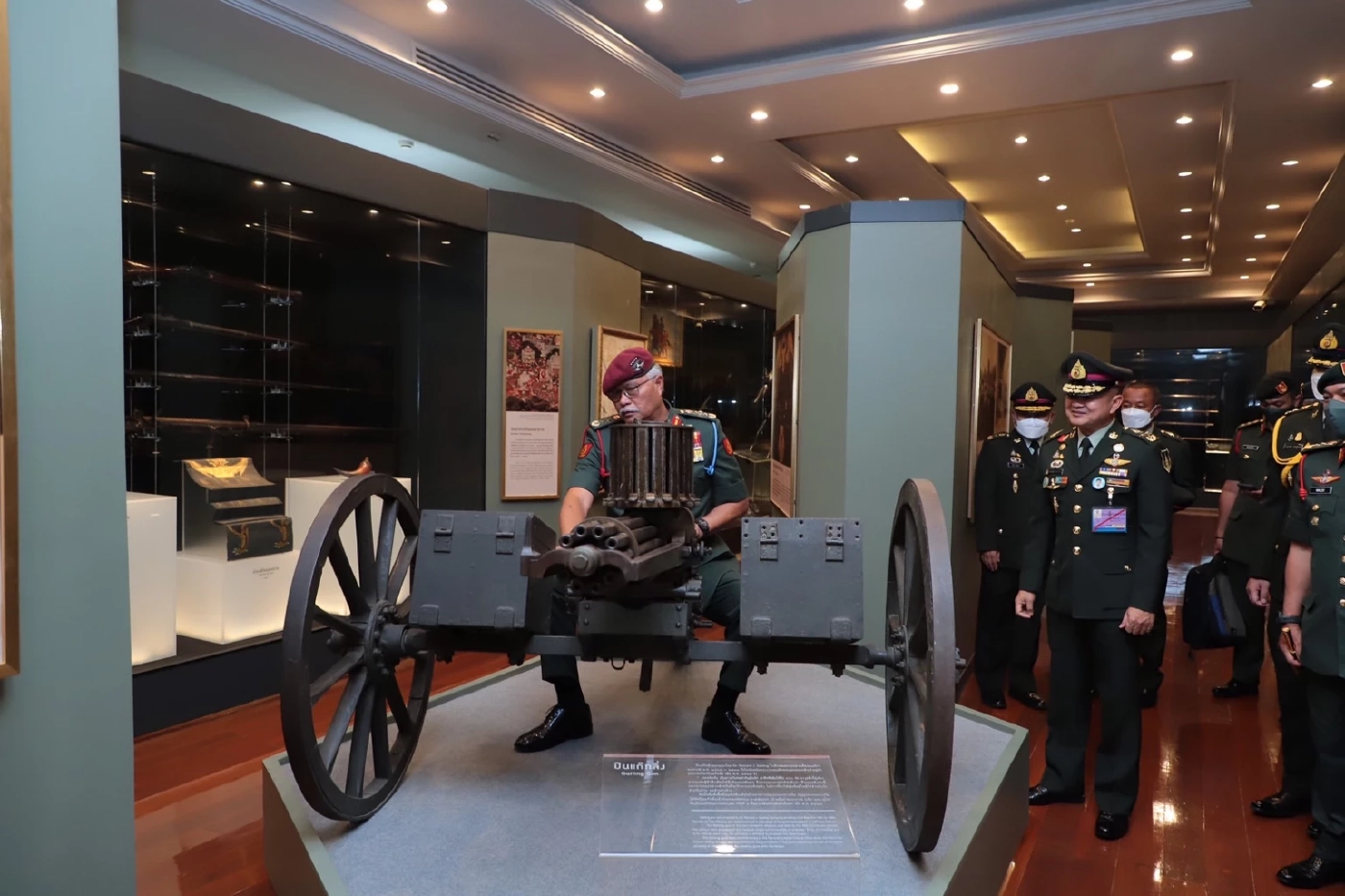 "กองทัพบก" โร่แจงภาพ "สุทิน" นั่งบนปืนแก๊ตลิ่ง ยันเป็นปืนโบราณ ซื้อสมัย ร.5