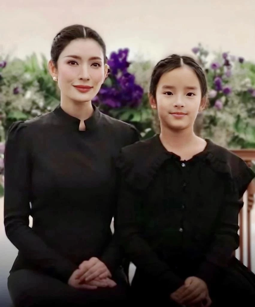 ร่วมส่งกำลังใจ 'แอฟ ทักษอร' กราบลาคุณพ่อครั้งสุดท้าย ก่อนฌาปนกิจวันนี้ 