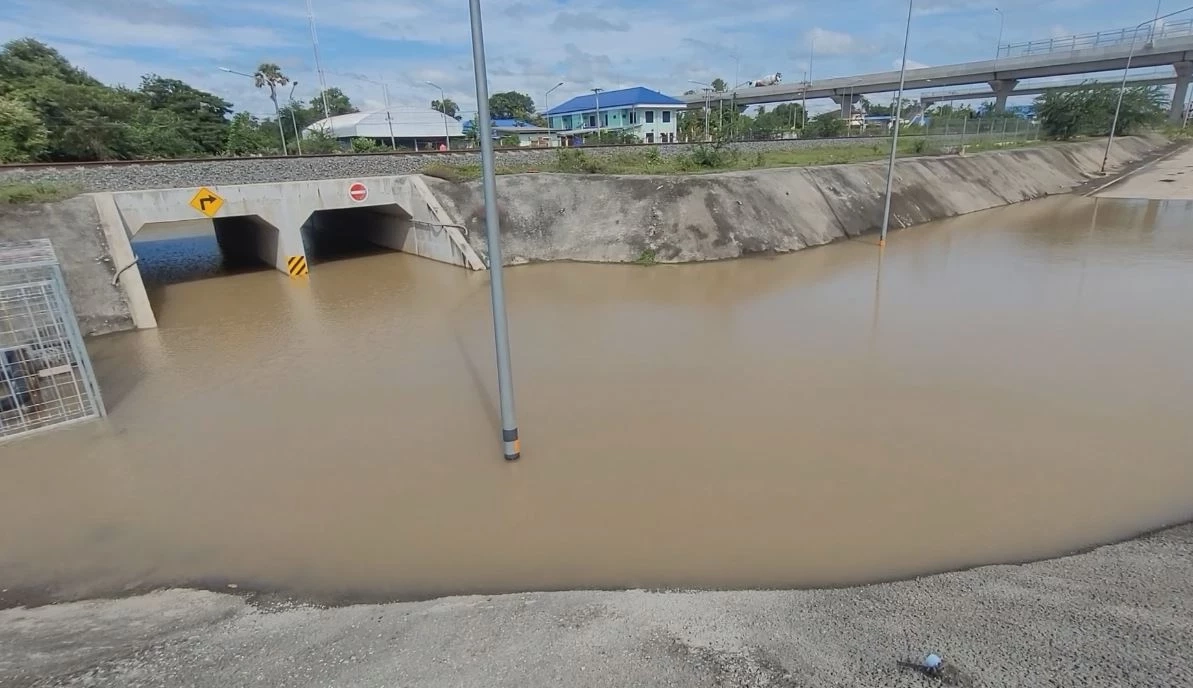 ฝนตกหนัก น้ำท่วมทางลอดใต้รางรถไฟ ชาวบ้านเดือดร้อน วอนเร่งแก้ไข