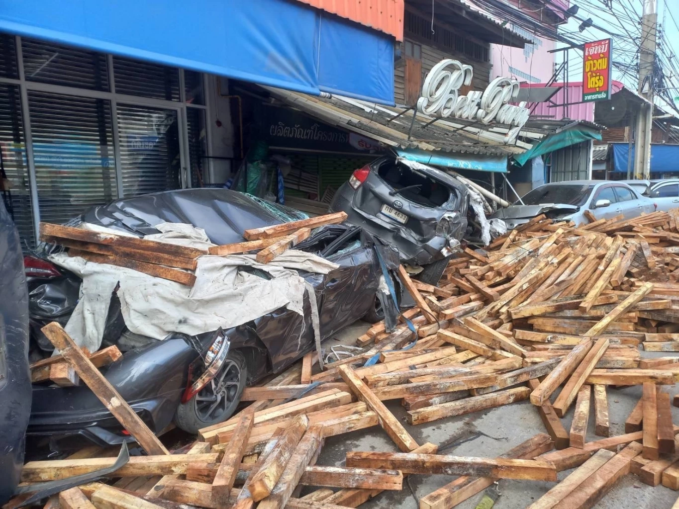 รถบรรทุกพ่วงแบกไม้เต็มคัน เสียหลักพุ่งชน 9 คันรวด เจ็บ 6 ราย