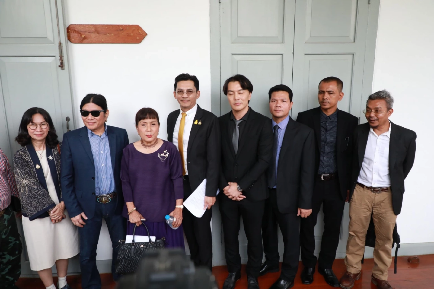 คนบันเทิง เข้าพบ อนุทิน รองนายกรัฐมนตรี ยื่นหนังสือขอยกเลิกคำสั่ง คสช.