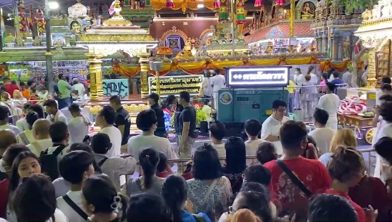 วัดแขกสุดคึกคัก คลื่นมหาชนร่วมขบวนแห่ "เทศกาลนวราตรี" (มีคลิป)