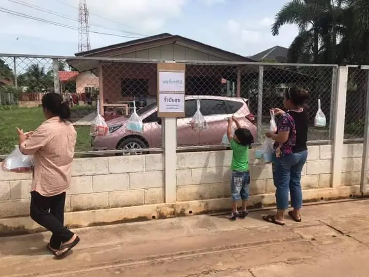"รั้วปันสุข" นักบุญตัวน้อย นำอาหาร-ขนมใส่ถุงแขวนให้ชาวบ้านหยิบ