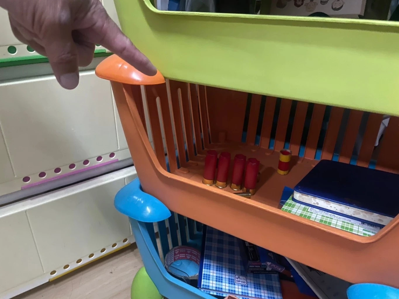 ผู้ปกครองผู้ก่อเหตุ เผย ไม่ทราบว่าของกลางทั้งหมด บุตรชายนำมาจากที่ใด