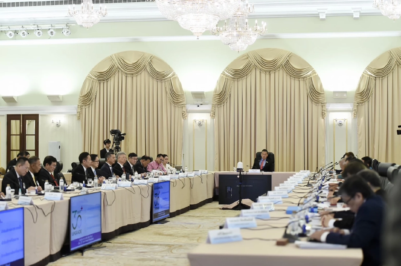 "แพทองธาร" โว ยกระดับ 30 บาทพลัส ใช้บัตรประชาชนใบเดียวรักษาได้ทุกที่