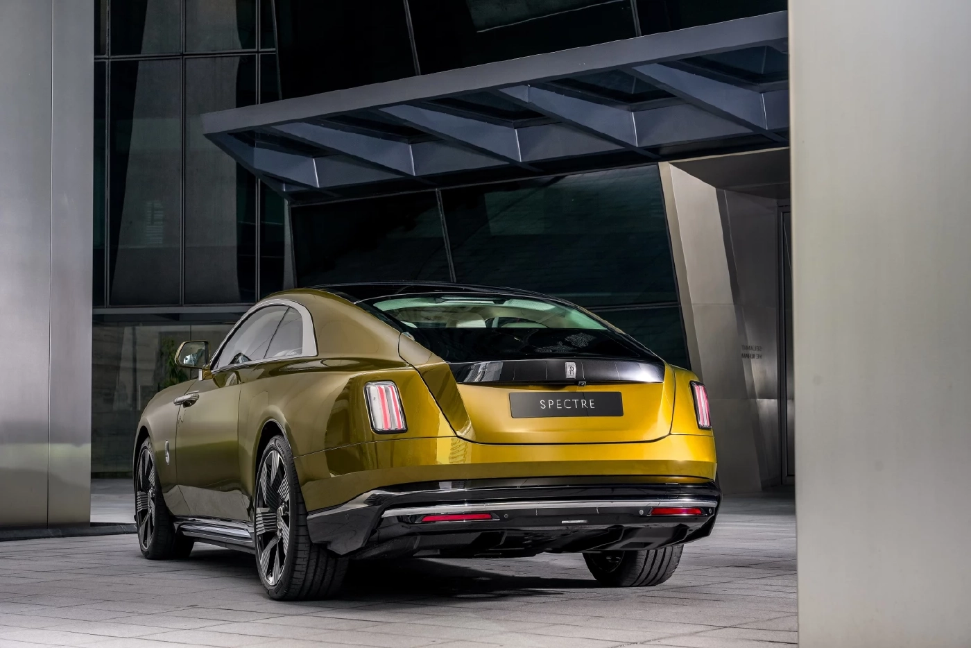 โรลส์-รอยซ์ เปิดตัว ‘สเปกเตอร์’ รุ่นแรกของโลกที่เป็นไฟฟ้าเริ่มต้น 31.8 ล้าน