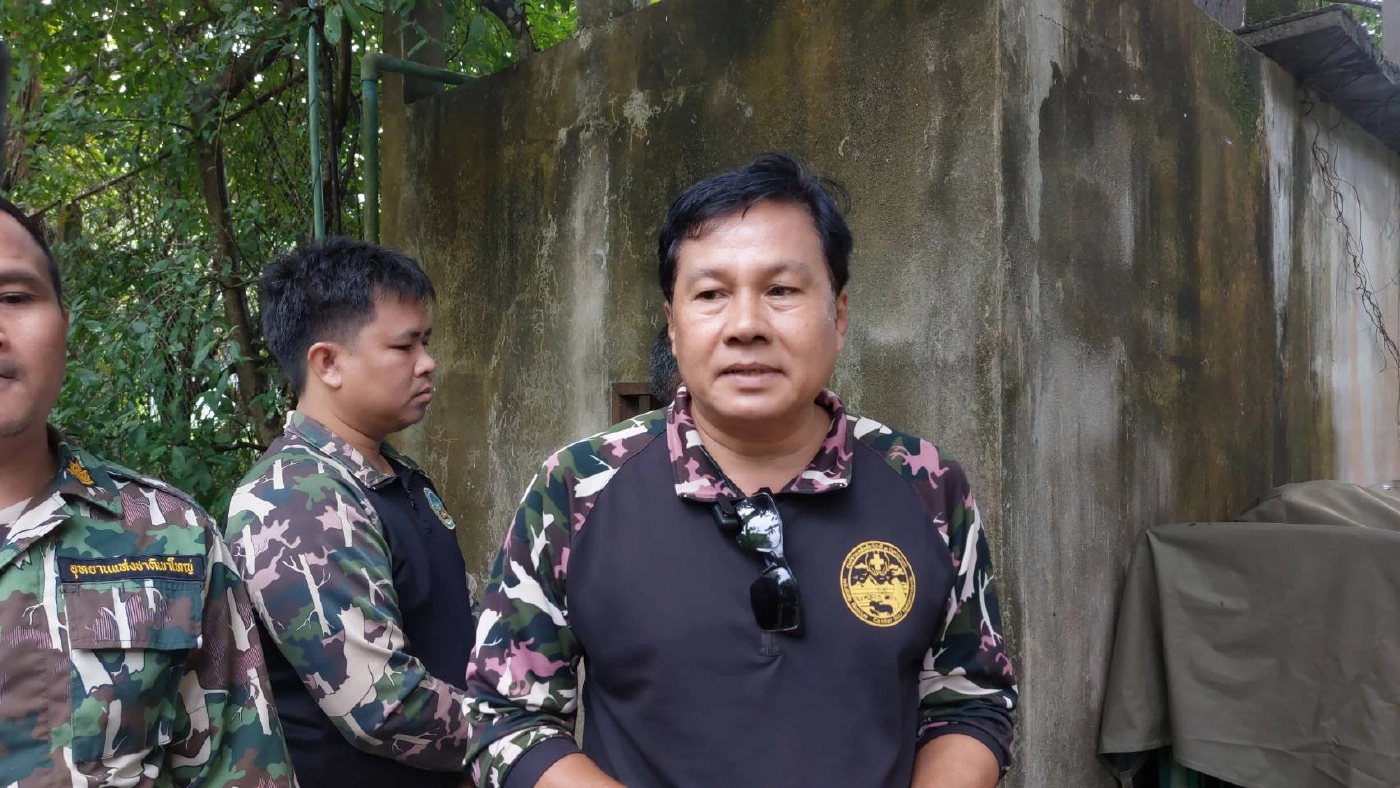 “หมีควาย” อาละวาด บุกบ้านทุ่งยาว เปิดตู้เย็น กวาดไส้กรอก-ผลไม้ กินเรียบ