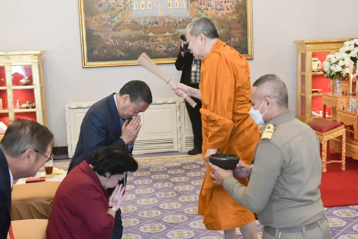 "นายกฯ" เผย ทำบุญเพื่อความเป็นสิริมงคล บอก ยังไม่มีฤกษ์ค้างคืนทำเนียบ