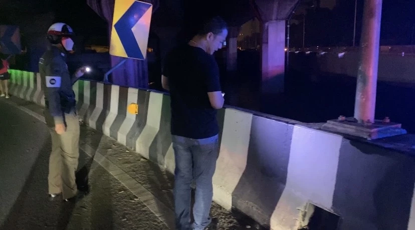 สลด รองผกก.ขี่จยย.พุ่งชนแบริเออร์ ร่างกระเด็นจมน้ำดับ