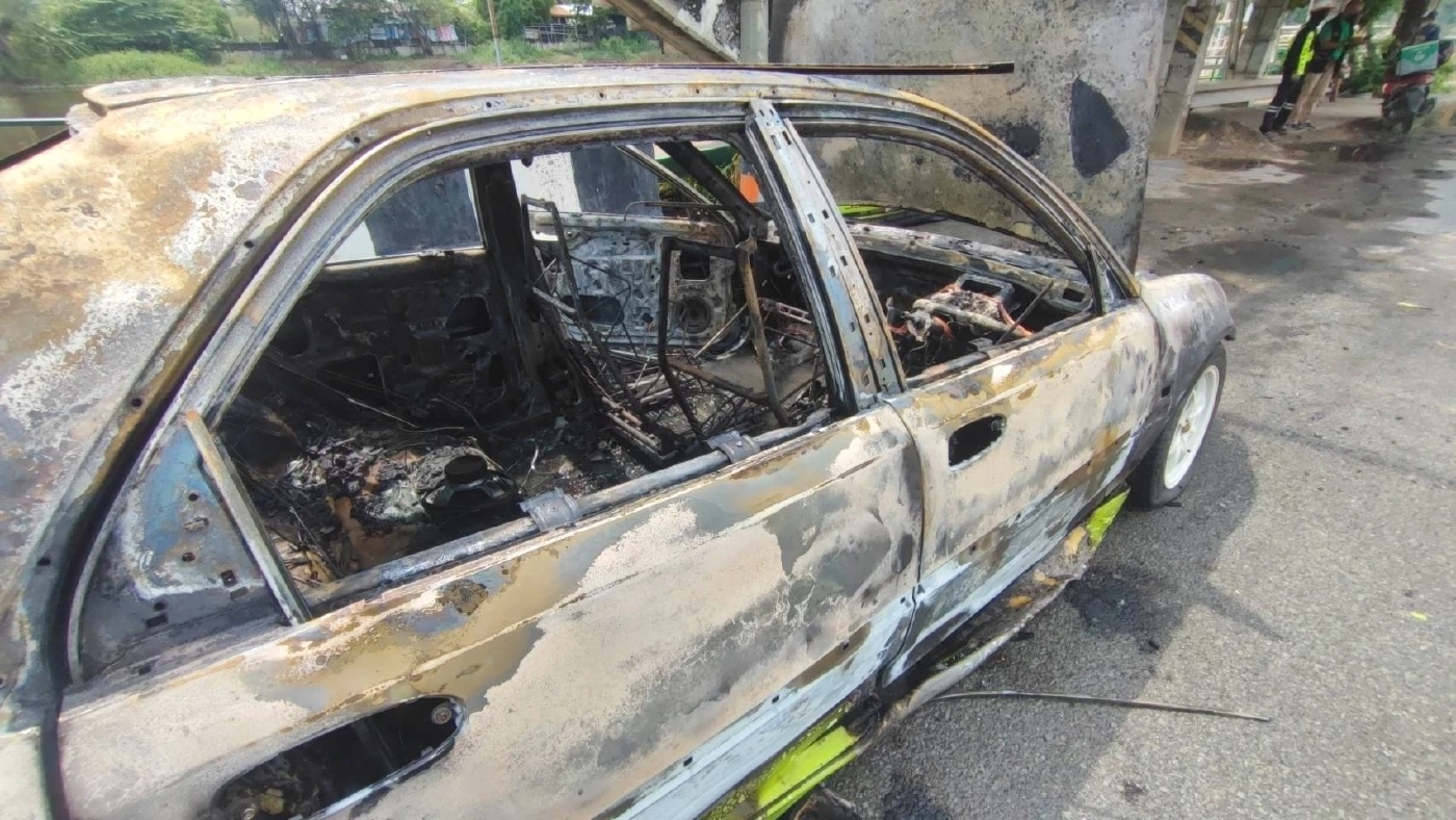 ไฟไหม้รถเก๋ง หนุ่มพาครอบครัวกลับจากทำบุญ โชคดีหนีออกมาทัน