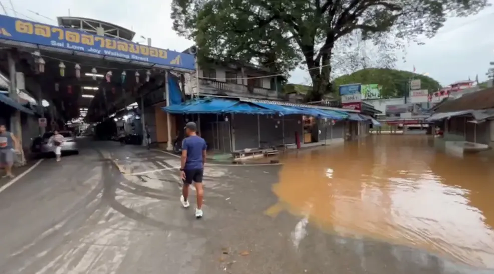 เชียงรายฝนตกหนักท้ังคืนน้ำล้นตลิ่ง ร้านค้าชายแดนแม่สายเร่งขนของหนี