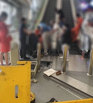 เด็กหญิง วัย 4 ขวบ เท้าติดบันไดเลื่อนห้างดัง แม่ติดใจการช่วยเหลือล่าช้า