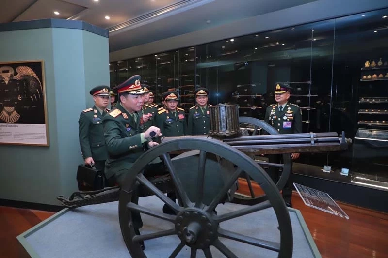 "กองทัพบก" โร่แจงภาพ "สุทิน" นั่งบนปืนแก๊ตลิ่ง ยันเป็นปืนโบราณ ซื้อสมัย ร.5