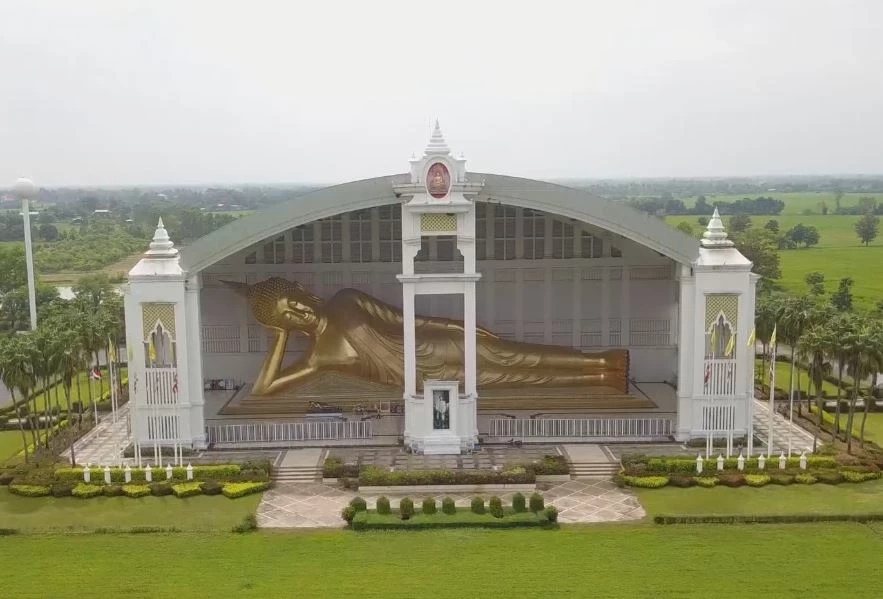 พาไหว้ "พระนอนพุทธไสยาสน์" องค์ใหญ่อันดับ 3 ของไทย ที่วัดสุขุมาราม