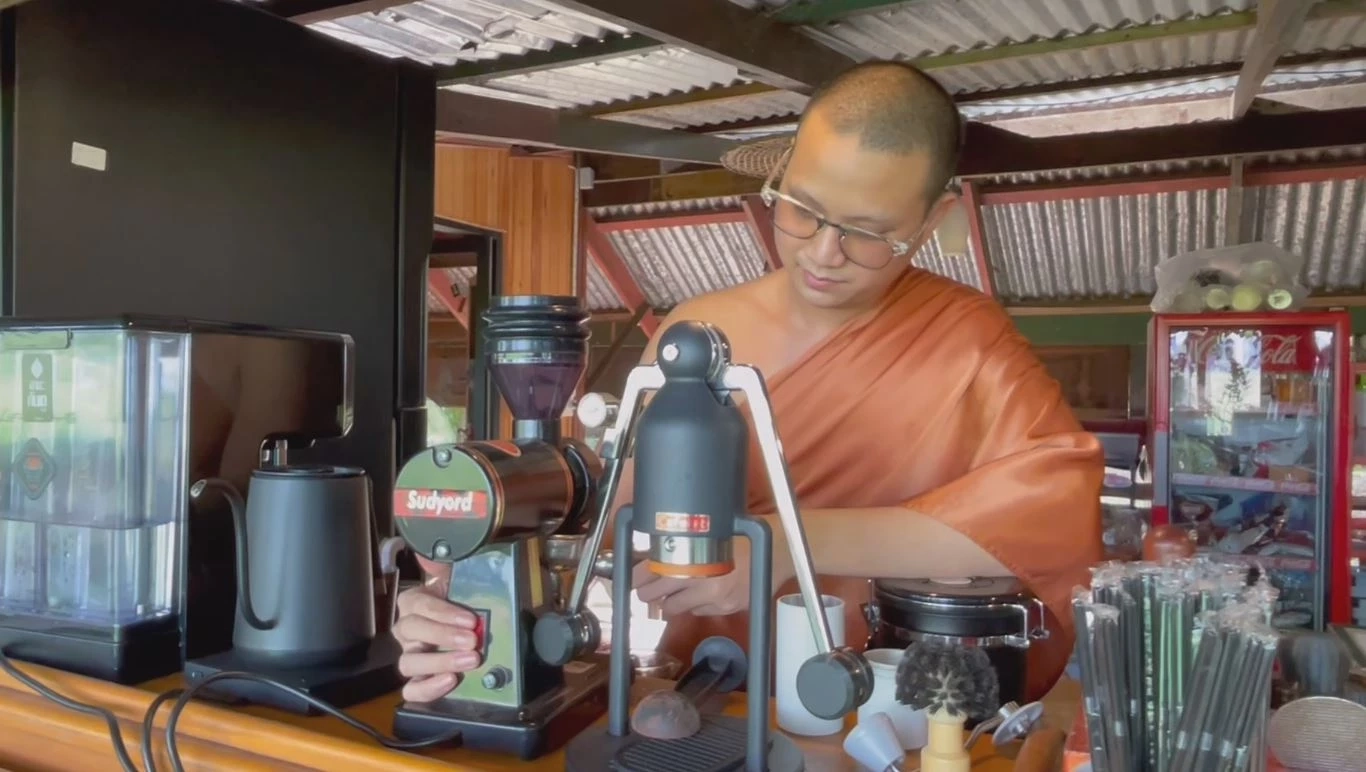 รู้จัก อามะ ภันเต คาเฟ่ รสพระทำของจริง ที่หลวงพี่ชง ญาติโยมดื่มฟรี!