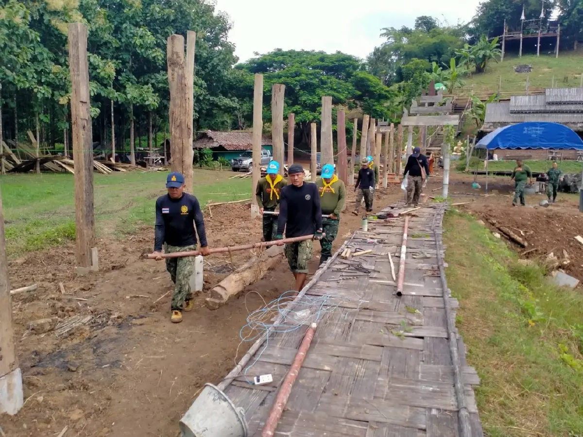 บูรณะ "สะพานซูตองเป้" ใกล้แล้วเสร็จ ญาติโยมร่วมกุศล ช่วยก่อสร้าง