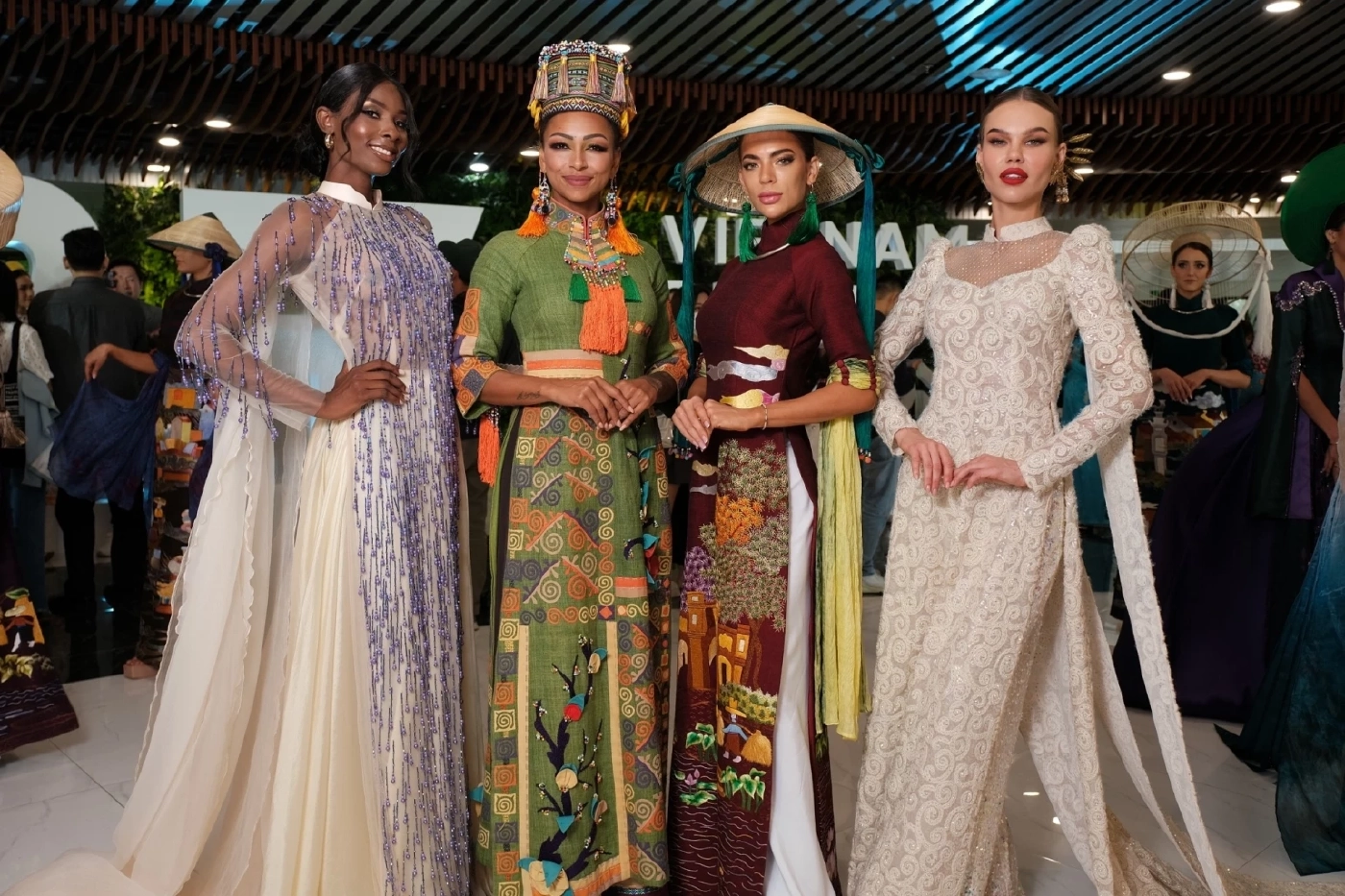 Miss Grand International 2023 สวยฉ่ำรันเวย์ในชุดอ่าวหญ่าย