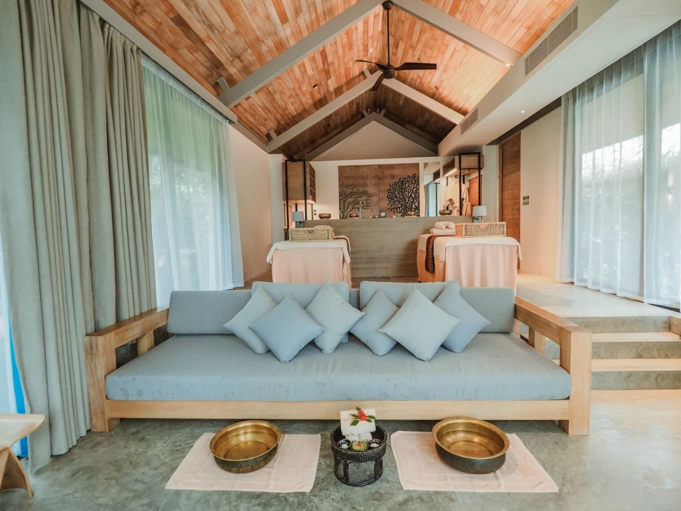 ชวนไปติดเกาะมะพร้าว ในรีสอร์ทหรูริมชายหาด นอนฟังเสียงคลื่นที่ภูเก็ต