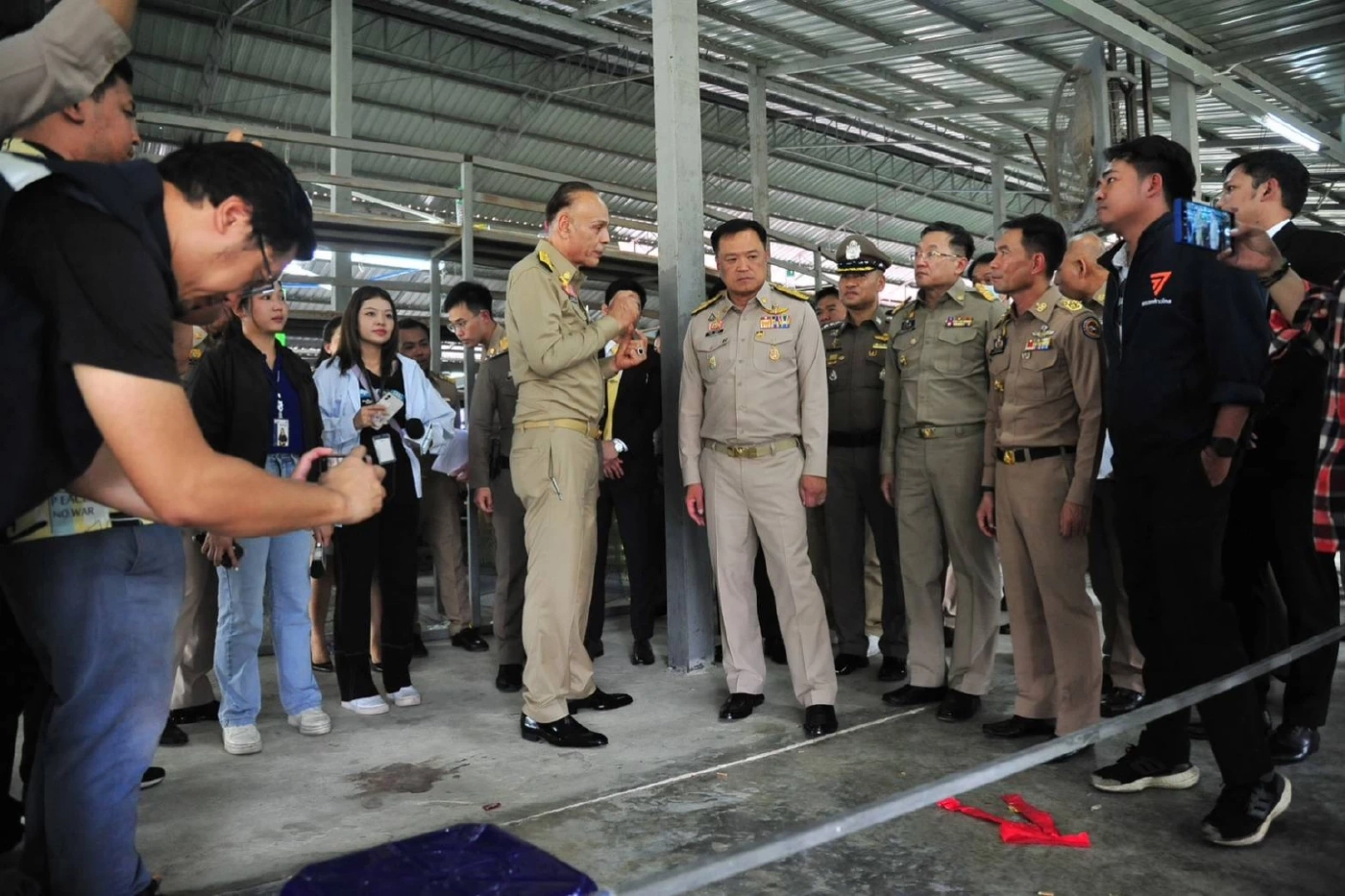 "อนุทิน" ลงพื้นที่บ่อนไก่นครปฐม กวดขันผู้มีอาวุธปืน หลังเกิดเหตุยิงกัน