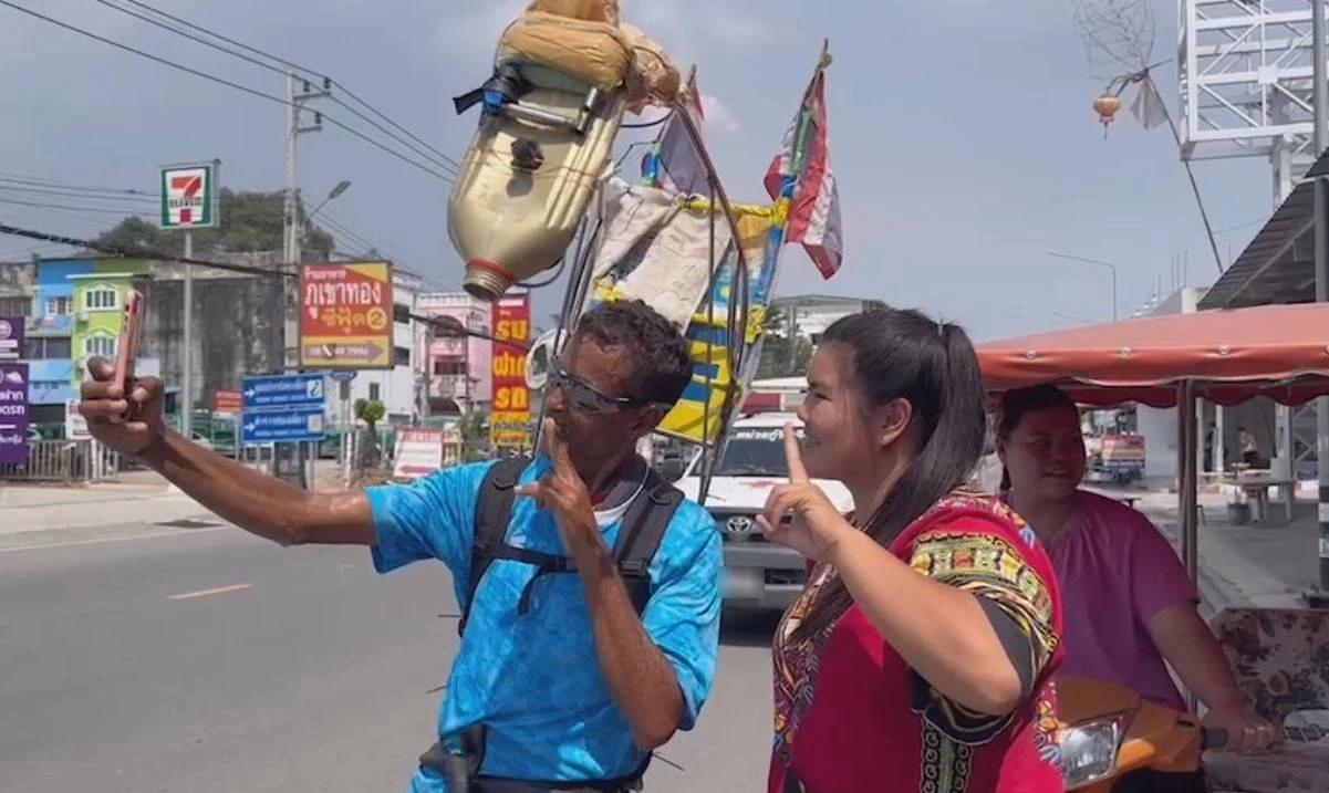 ยกนิ้วให้ ลุงอับดุล นักวิ่งจิตอาสาหาเงินช่วยโรงพยาบาล ถึงระยองแล้ว FC แห่ตอนรับ