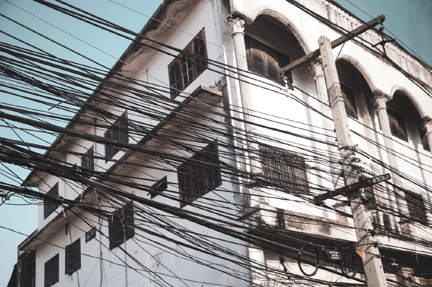 กลัวผีดีกว่ากลัวจน เมื่อคนยอมซื้อและอาศัยในบ้านผีสิง