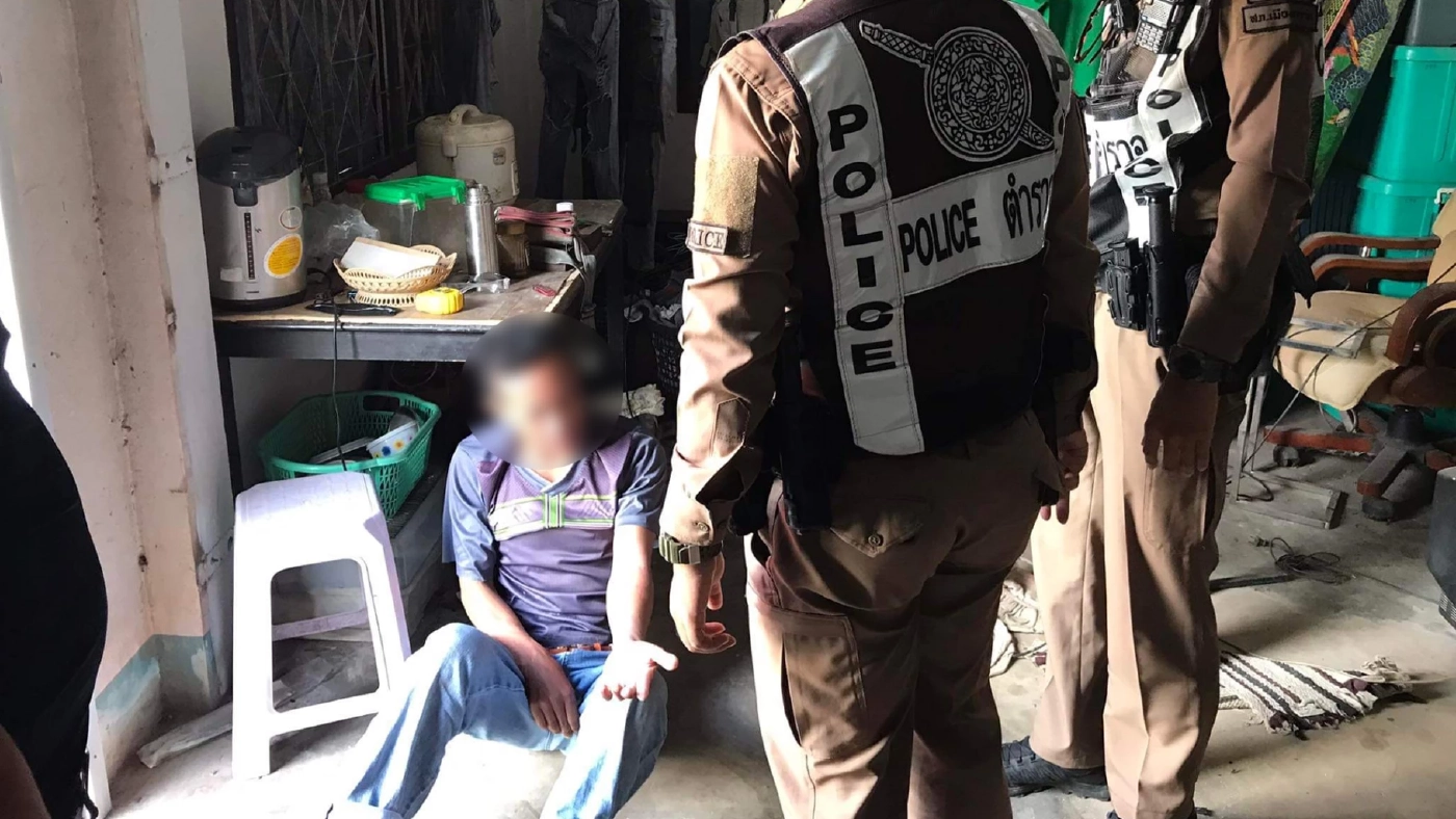 ล็อกห้องเรียกไม่ตื่น เจาะผนังเปิดช่วยถึงผงะ นอนกอดแฟนที่เป็นศพไปแล้ว