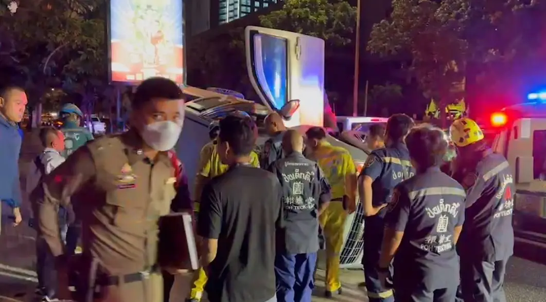"ว่าที่ ร.ต." ซิ่งกระบะฝ่าฝน เสียหลักพลิกตะแคง ตรงข้ามศาลอาญา