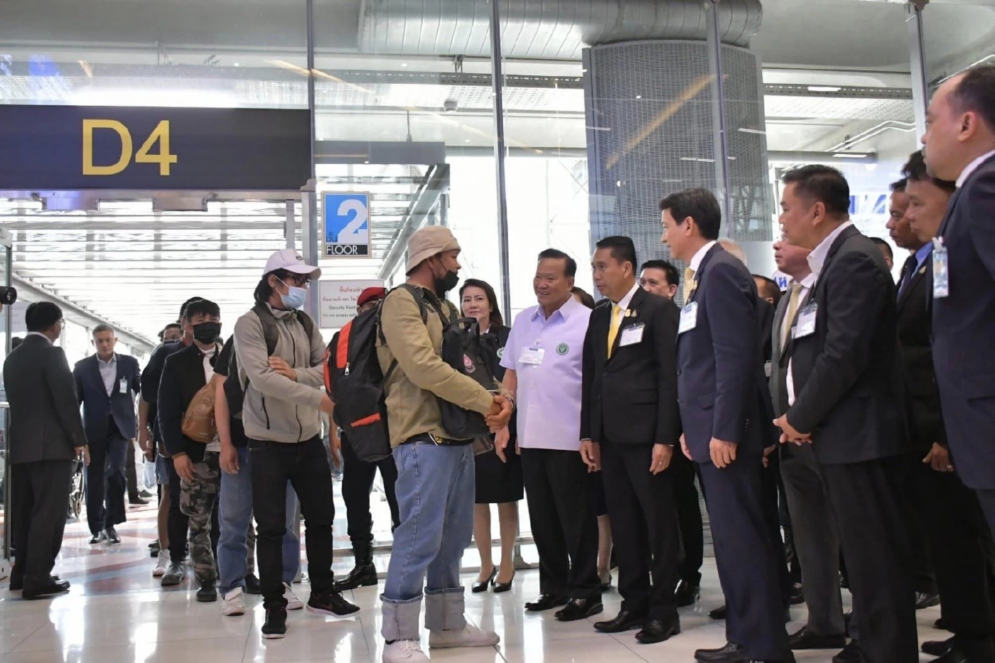 ต้อนรับ 15 แรงงานไทยจากอิสราเอล กลุ่มแรก เดินทางกลับสู่มาตุภูมิ