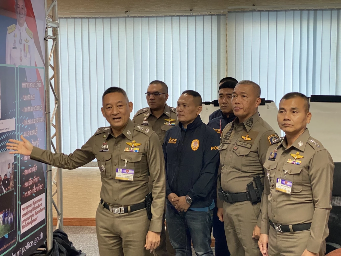 พลตำรวจตรี กัมพล ลีลาประภาภรณ์ อดีตผู้บังคับการตำรวจภูธรจังหวัดชลบุรี (ซ้ายสุด)