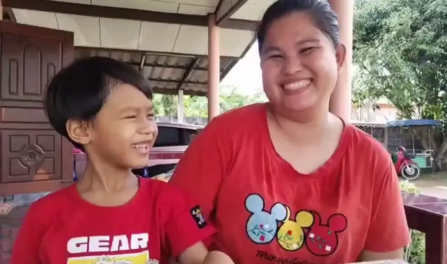 "รั้วปันสุข" นักบุญตัวน้อย นำอาหาร-ขนมใส่ถุงแขวนให้ชาวบ้านหยิบ