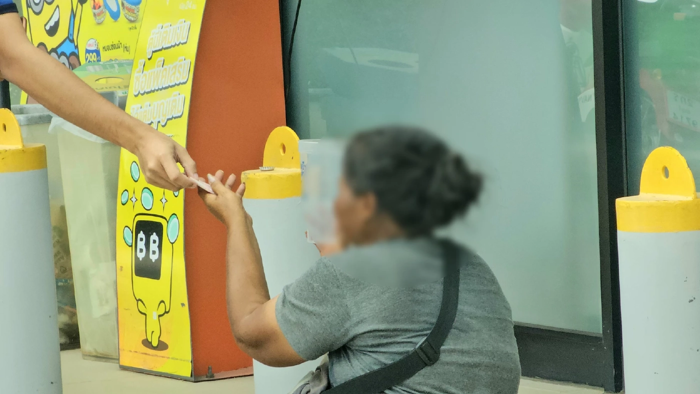 ทำไปได้! สาวใหญ่ชาวพิจิตร ยึดสะพานลอยหลับนอน มุ่งขอทานหาเงินซื้อบ้าน-รถ