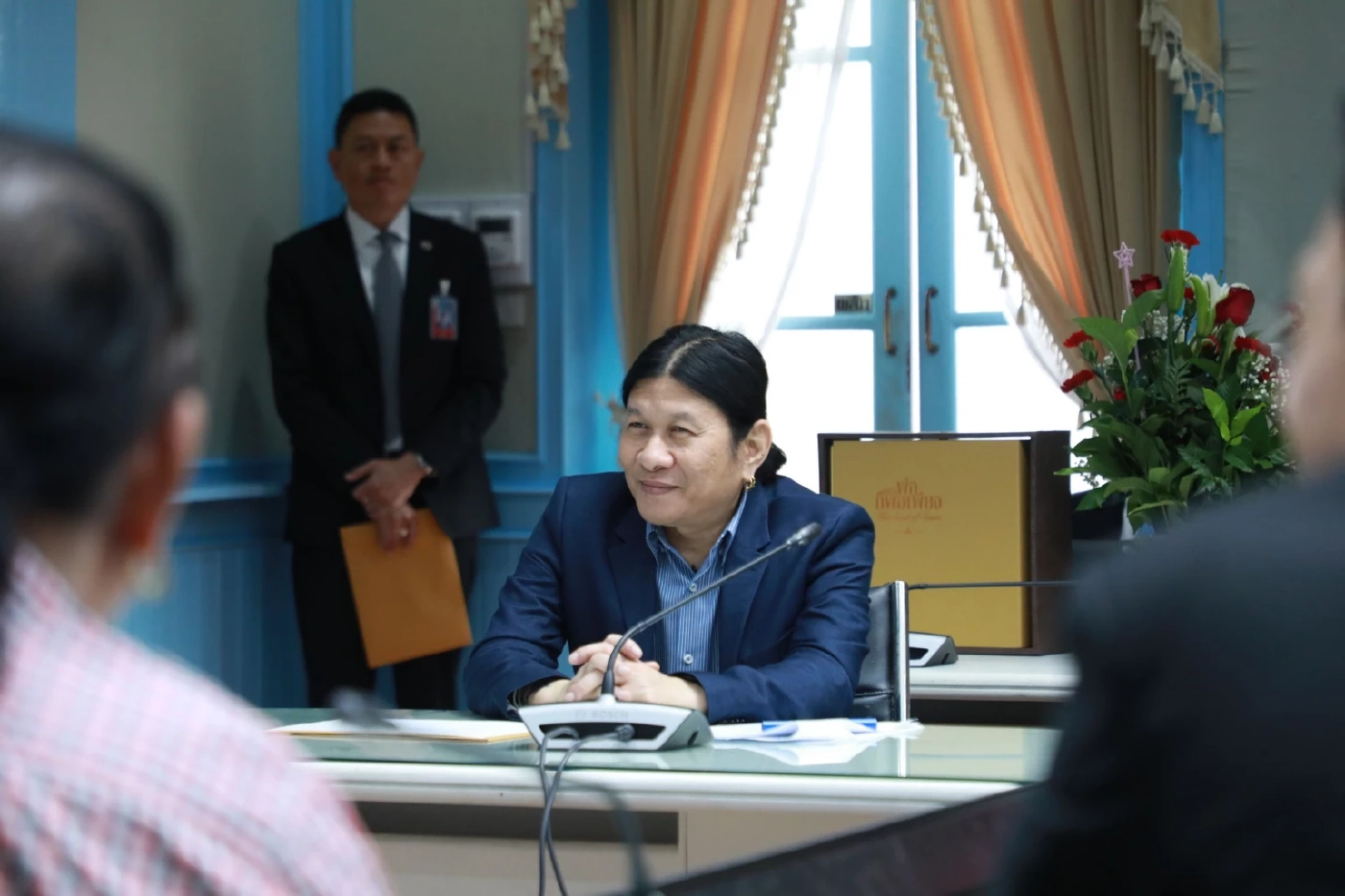 คนบันเทิง เข้าพบ อนุทิน รองนายกรัฐมนตรี ยื่นหนังสือขอยกเลิกคำสั่ง คสช.