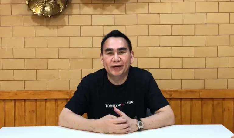นายเดชอิศม์ ขาวทอง หรือ นายกชาย รองหัวหน้าพรรคประชาธิปัตย์