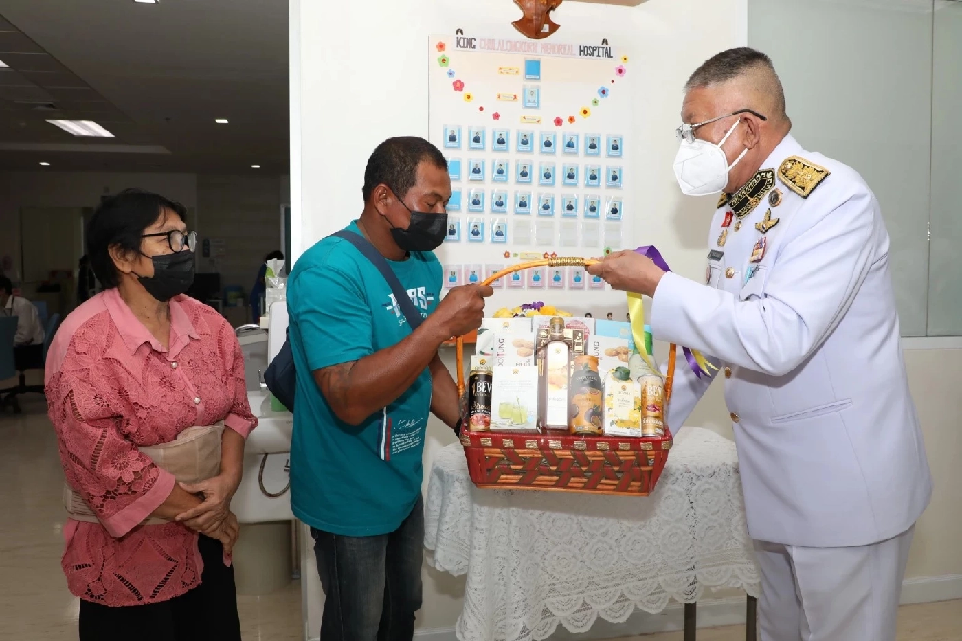 ในหลวง ทรงรับผู้บาดเจ็บ เหตุกราดยิงในห้างพารากอนไว้ในพระบรมราชานุเคราะห์