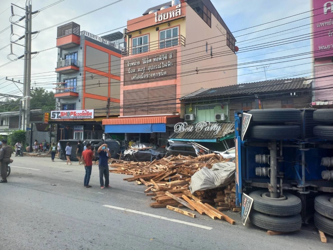 รถบรรทุกพ่วงแบกไม้เต็มคัน เสียหลักพุ่งชน 9 คันรวด เจ็บ 6 ราย