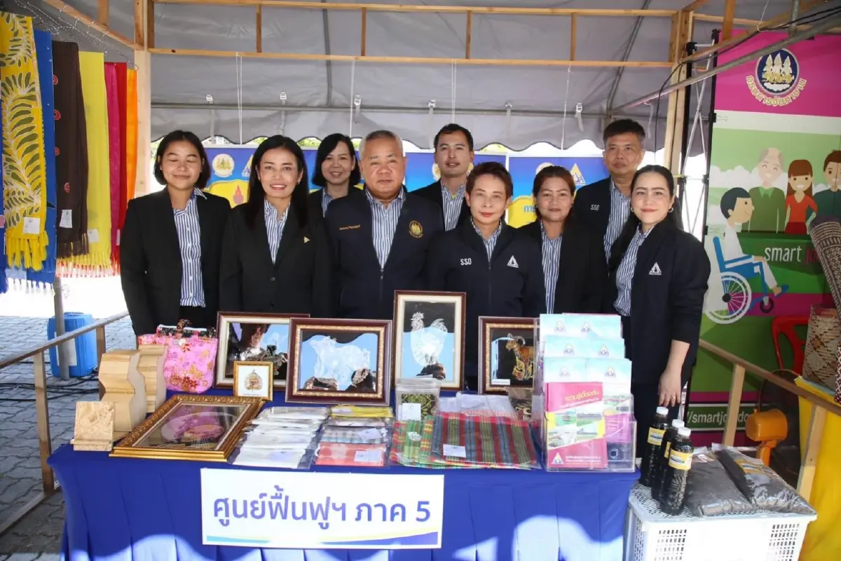 "พิพัฒน์" รมว.แรงงาน  ลงพื้นที่ดัน ม.40 ชดเชยรายได้เมื่อหยุดงาน จ.นราธิวาส