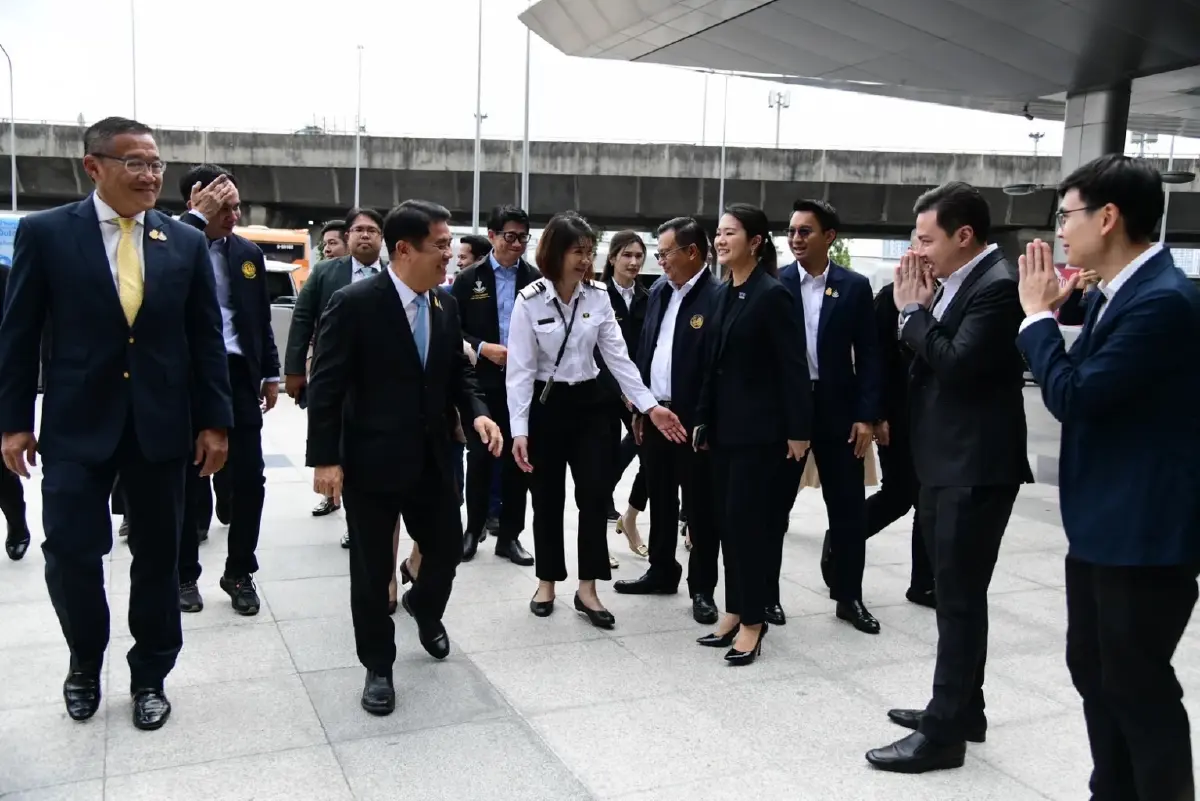 "เพื่อไทย" ดีใจแทนประชาชนได้ใช้ "รถไฟฟ้า 20 บ." พร้อมเชิญชวนใช้บริการ