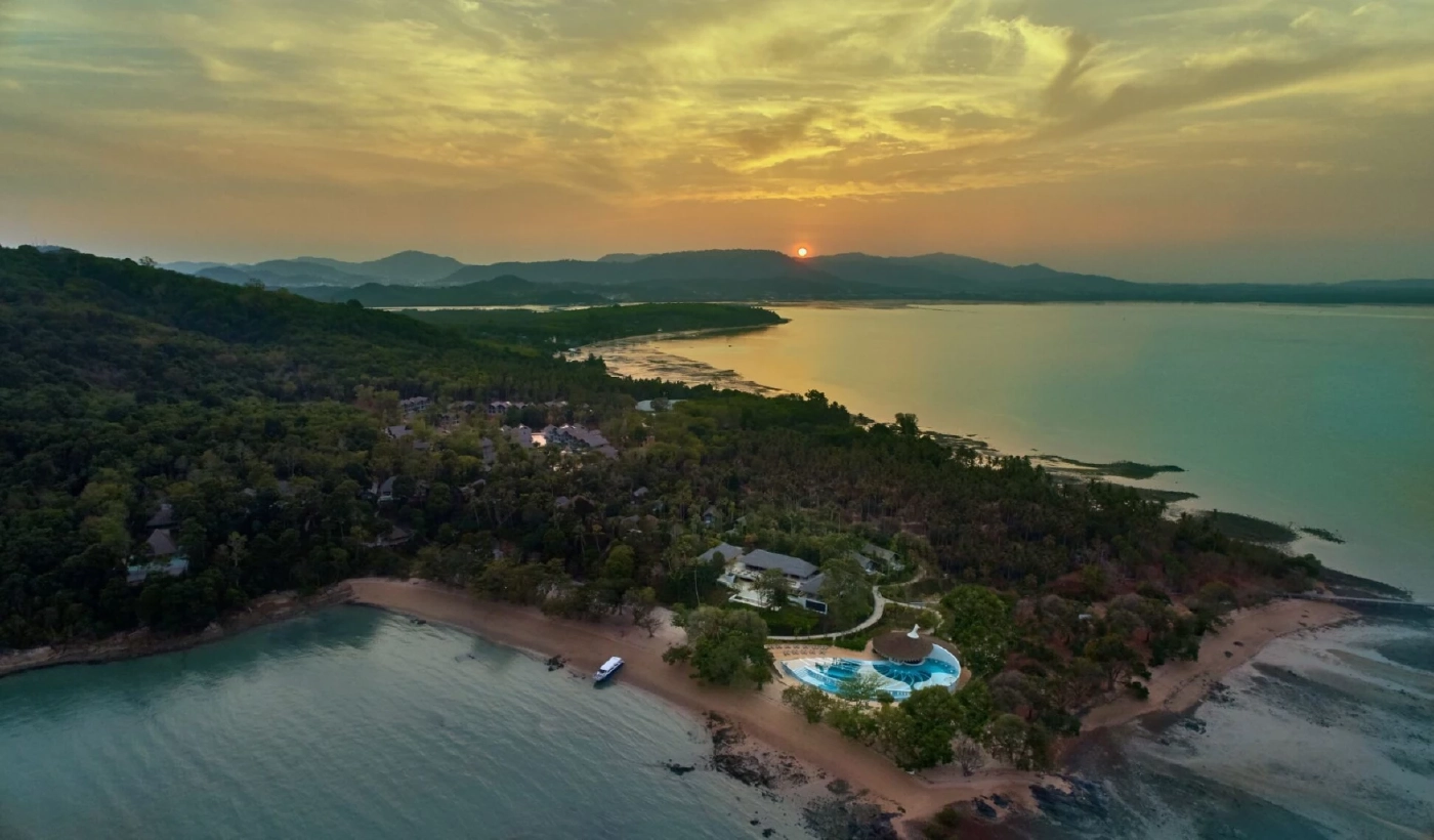 ชวนไปติดเกาะมะพร้าว ในรีสอร์ทหรูริมชายหาด นอนฟังเสียงคลื่นที่ภูเก็ต