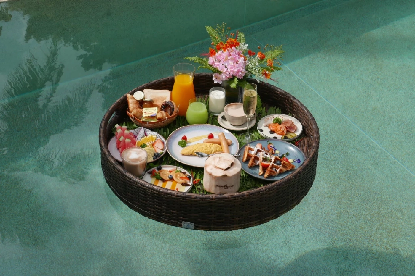 ชวนไปติดเกาะมะพร้าว ในรีสอร์ทหรูริมชายหาด นอนฟังเสียงคลื่นที่ภูเก็ต