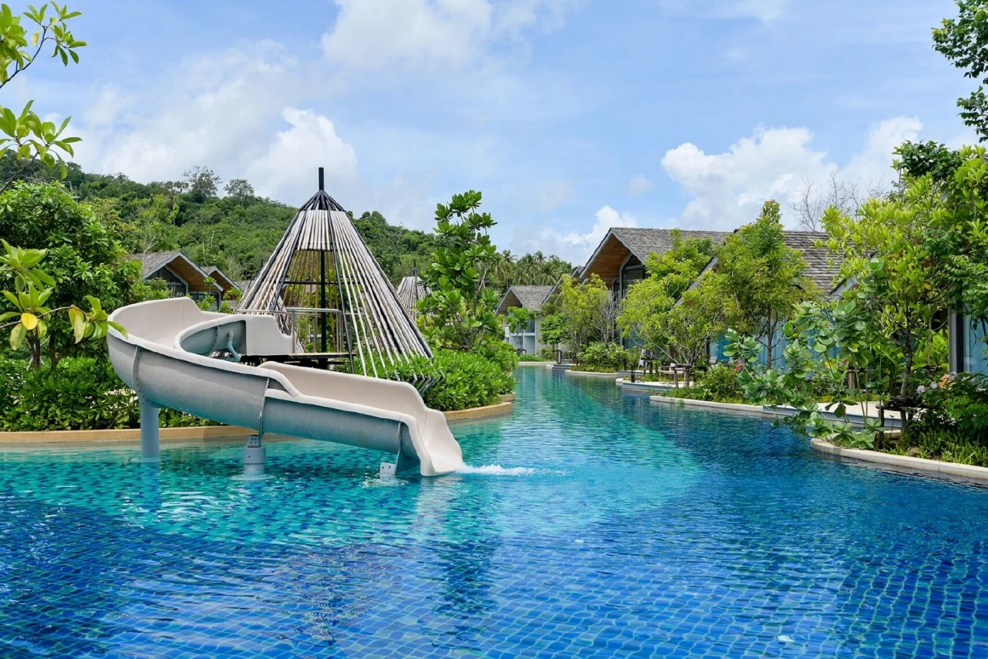 ชวนไปติดเกาะมะพร้าว ในรีสอร์ทหรูริมชายหาด นอนฟังเสียงคลื่นที่ภูเก็ต