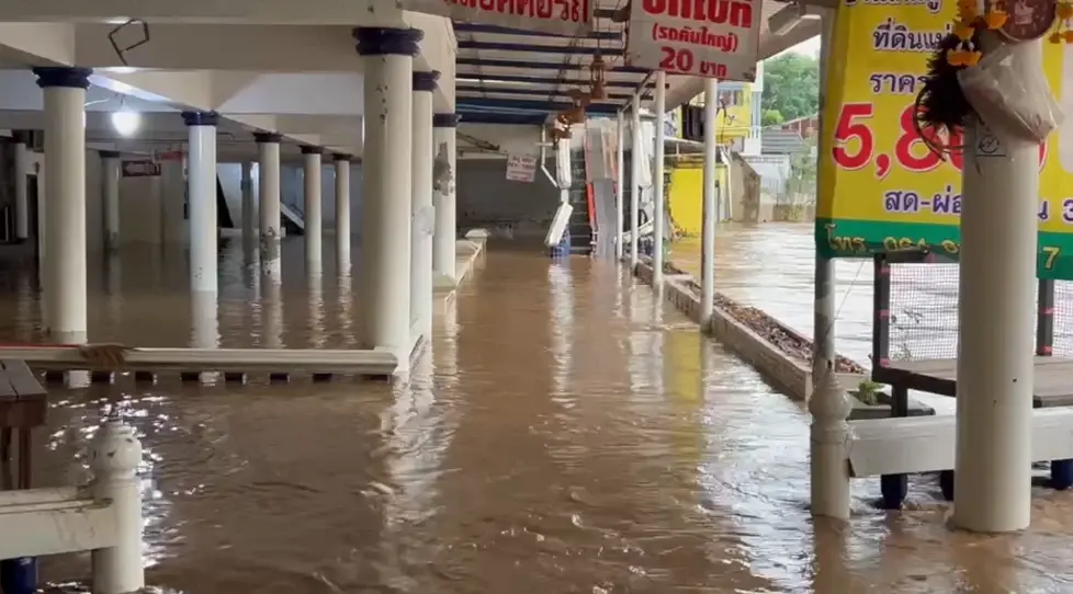 เชียงรายฝนตกหนักท้ังคืนน้ำล้นตลิ่ง ร้านค้าชายแดนแม่สายเร่งขนของหนี