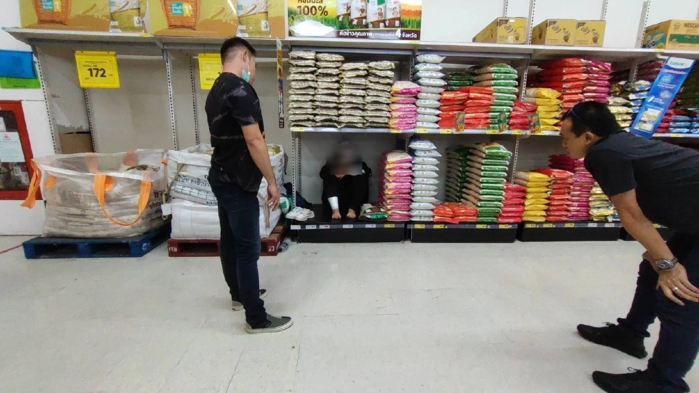 สาวคลั่ง! บุกห้างดังย่านรังสิต ใช้มีดจี้คอตัวเอง บอกอยากเจอ “อิงฟ้า”