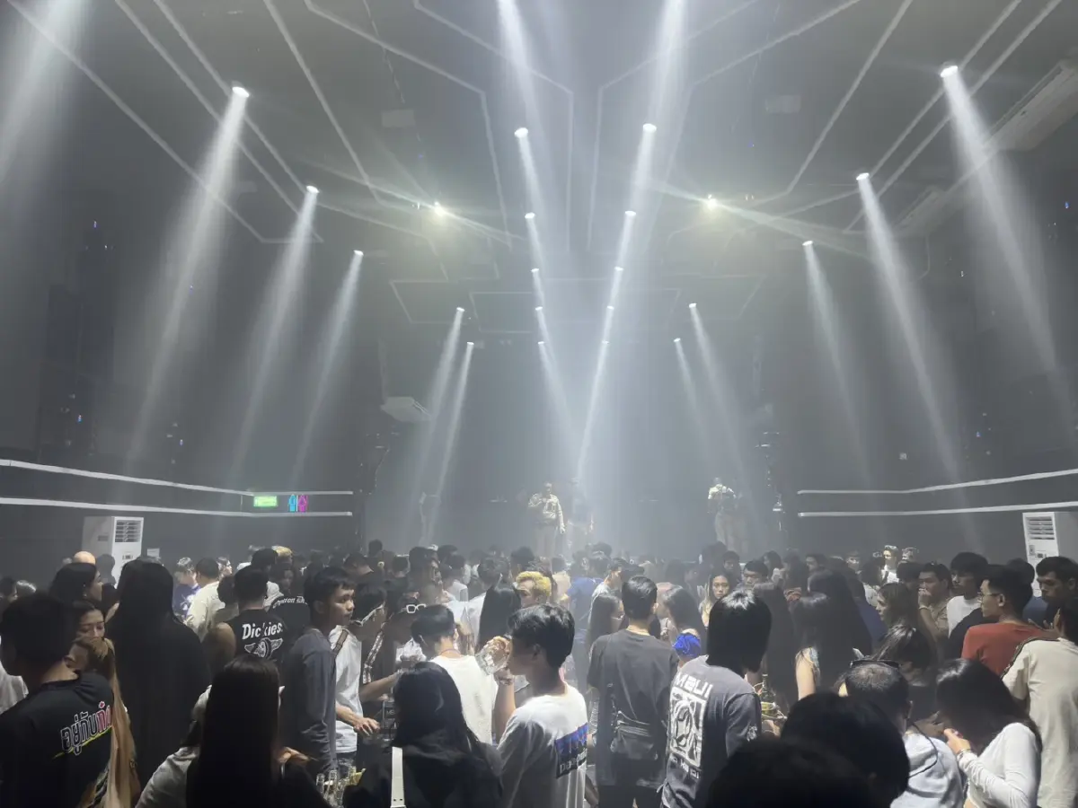 ฝ่าย ปค. บุกจับผับเถื่อน เจอยาเสพติดเกลื่อนร้าน นักเที่ยวฉี่ม่วงเกือบ 300 คน