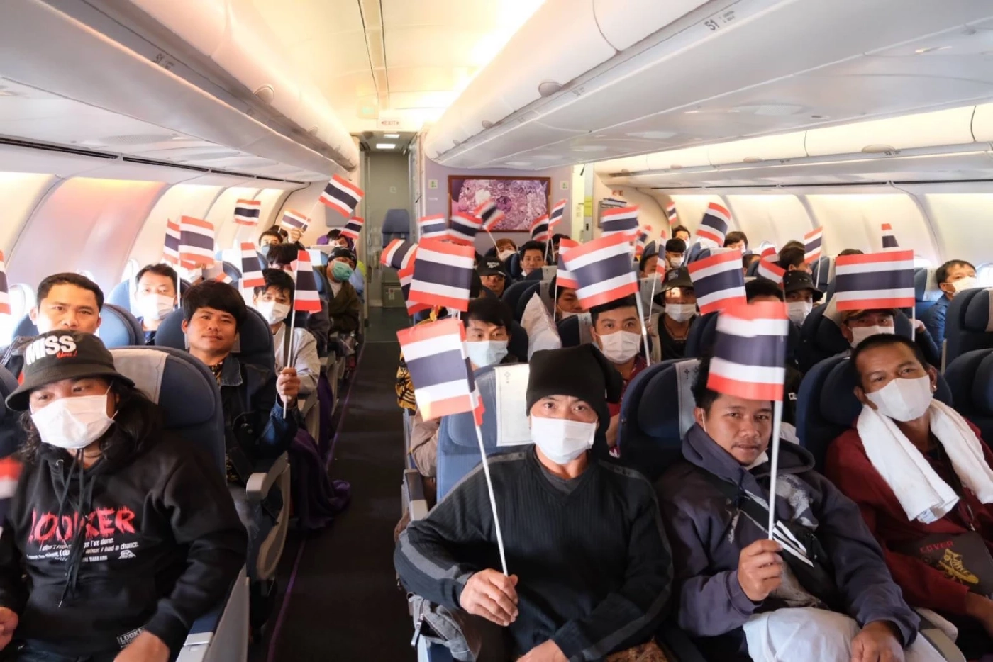 "รมว.กลาโหม" ต้อนรับ 130 คนไทย ชุด 4 กลับสู่มาตุภูมิ อีก 6 พันคนภายในต.ค.นี้