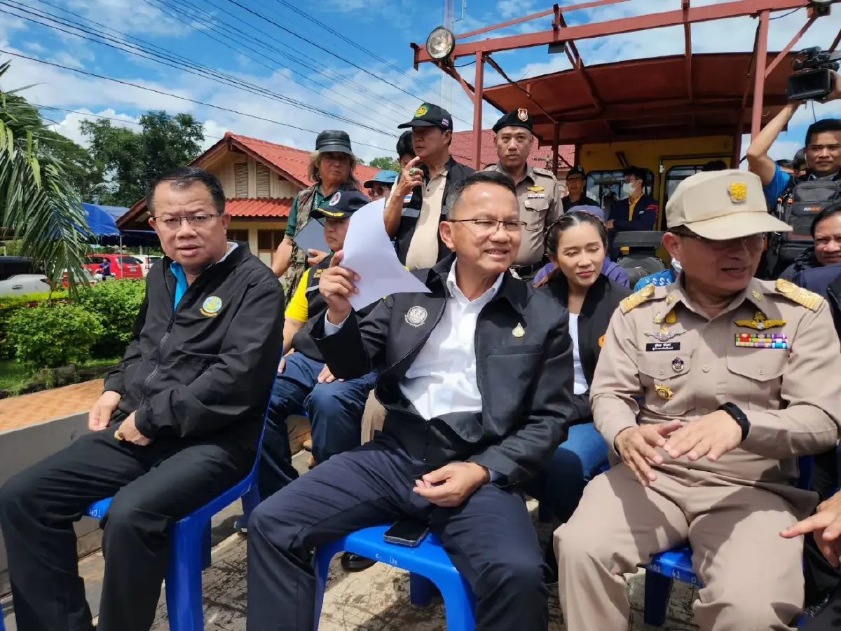 "สมศักดิ์" นั่งรถราง 7 กิโล เข้าจุดเกิดเหตุรถไฟตกราง จ.แพร่ (คลิป)