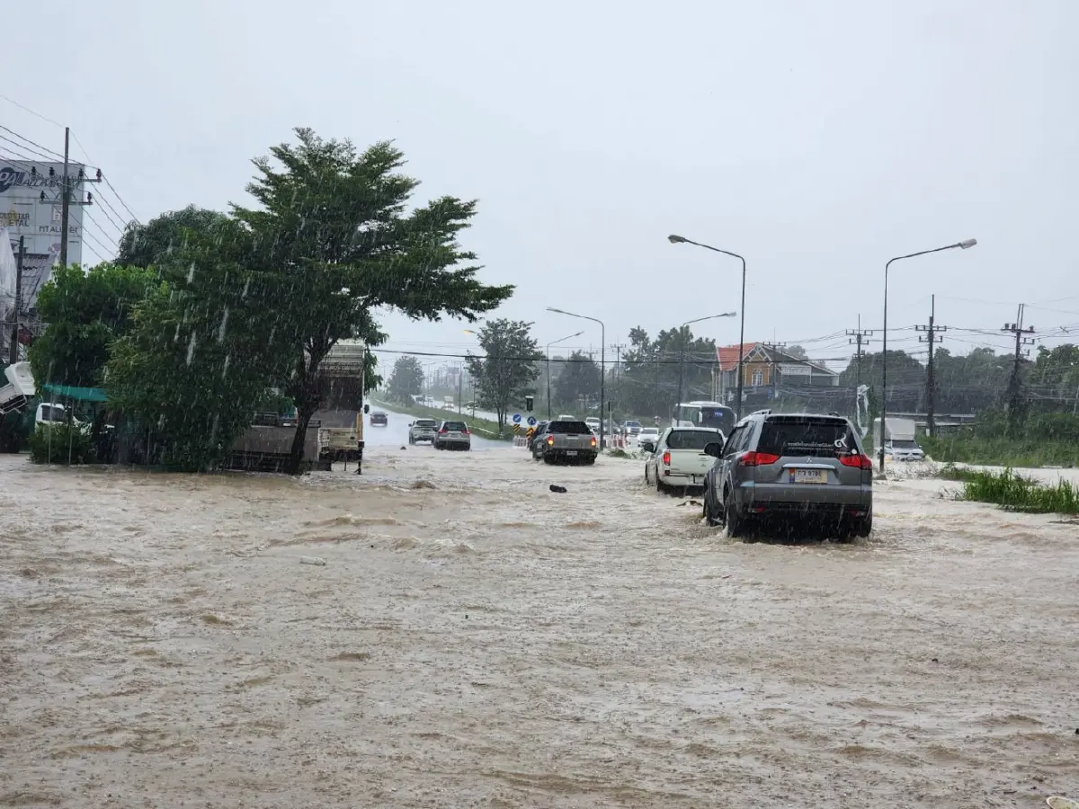 ฝนถล่มเมืองระยองอ่วม บขส.ใหม่ จมบาดาล