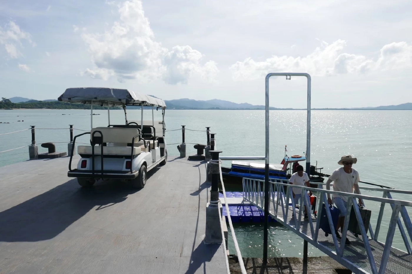 ชวนไปติดเกาะมะพร้าว ในรีสอร์ทหรูริมชายหาด นอนฟังเสียงคลื่นที่ภูเก็ต