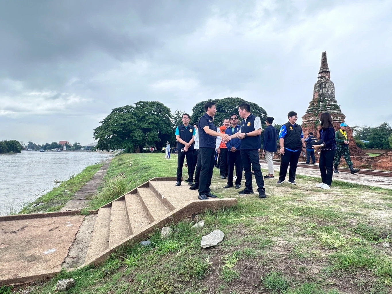 เร่งยกบังเกอร์สกัดน้ำท่วมวัดไชยวัฒนาราม หลังแม่น้ำเจ้าพระยาเพิ่มสูงขึ้น